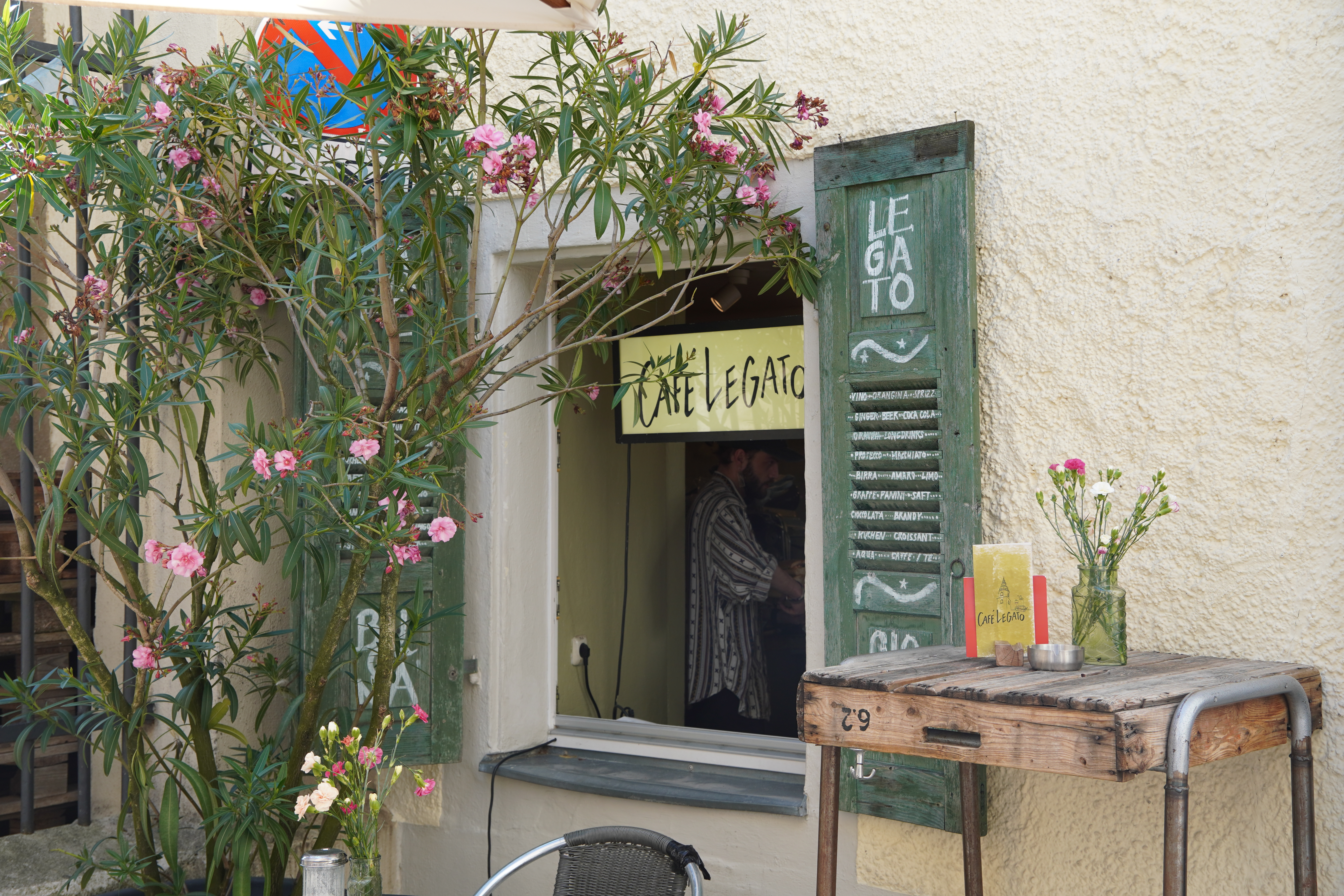 Der blühende Eingang des Café Legato