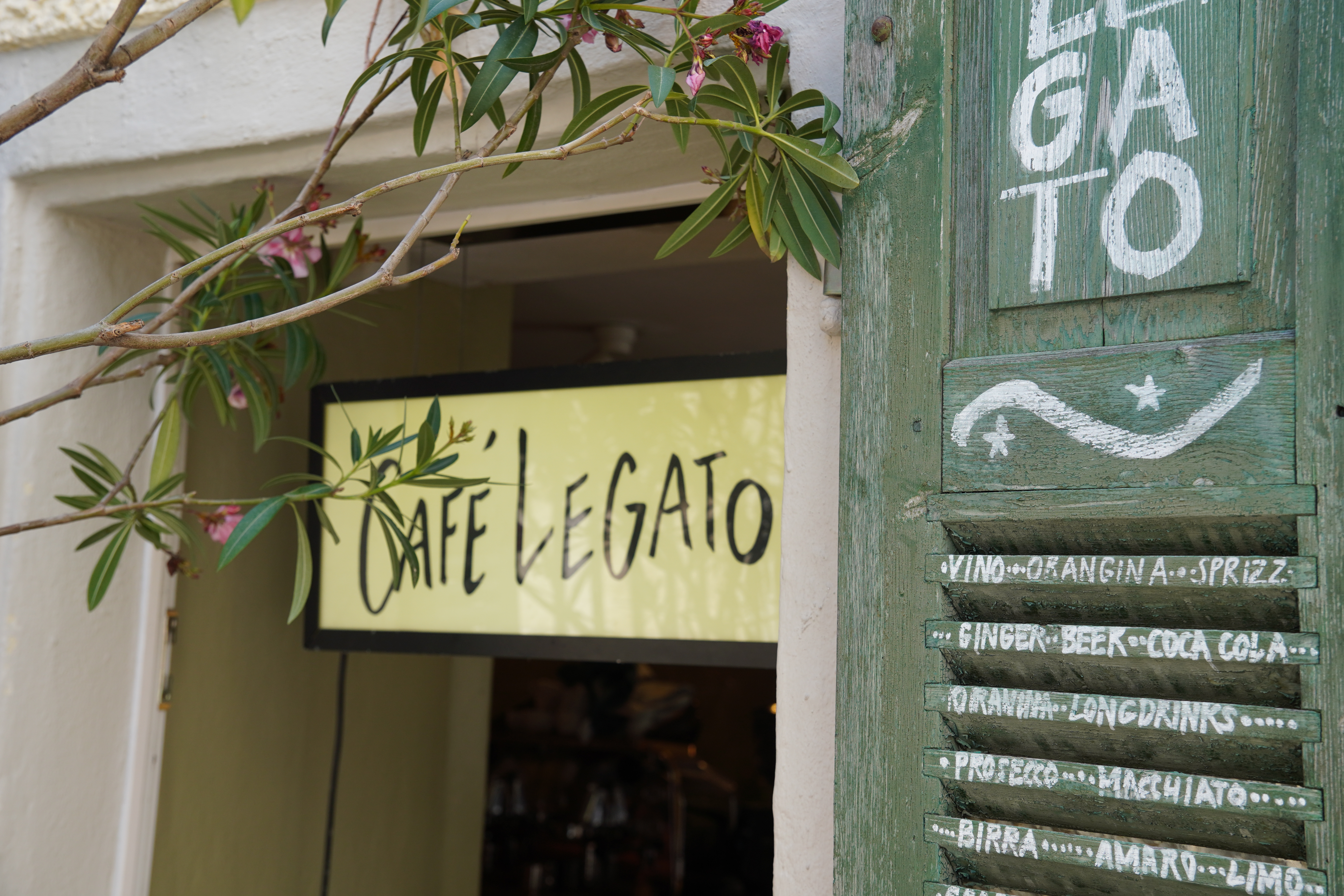 Das handgemalte Schild am Eingang des Café Legato