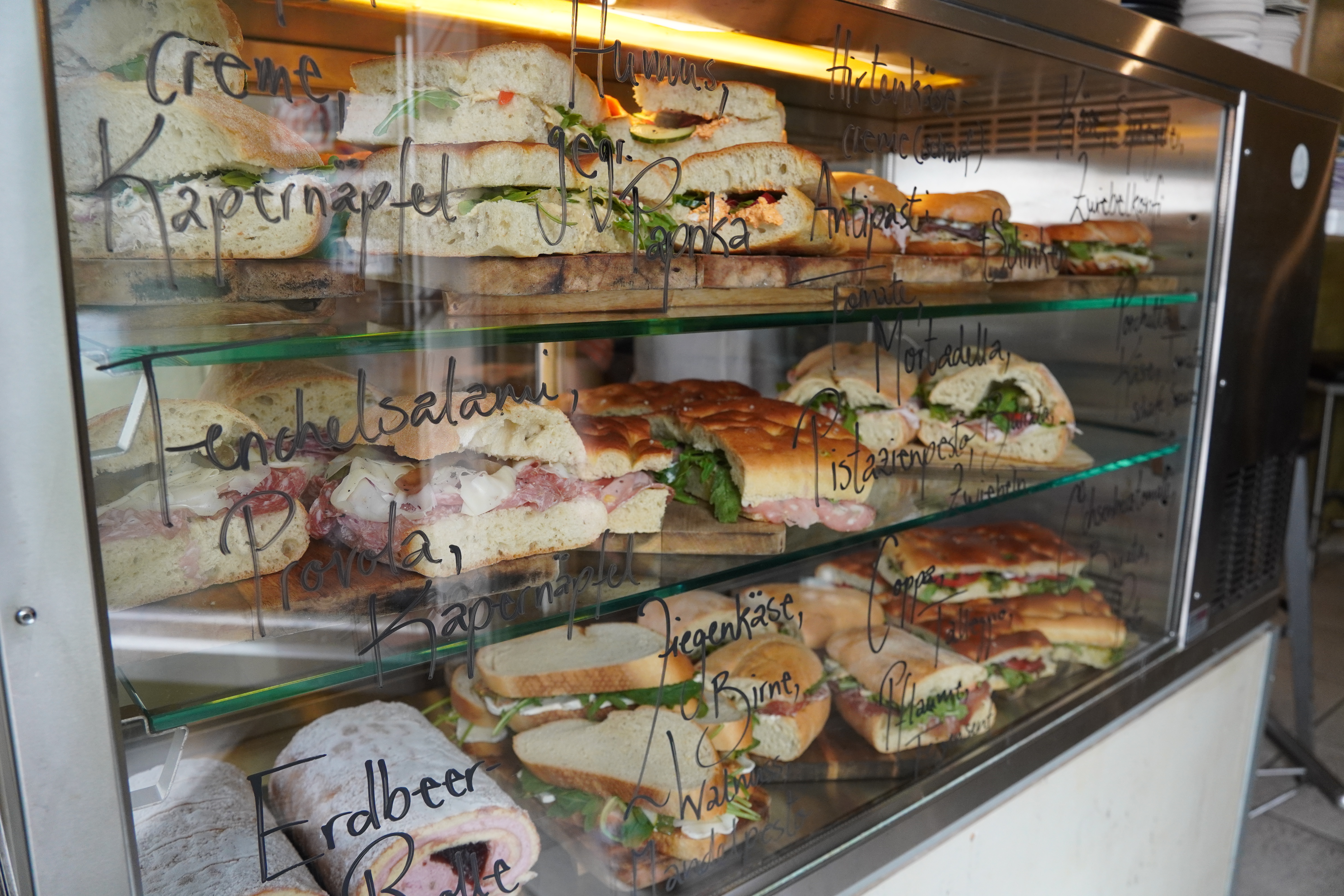 Die Focaccia-Auswahl in der Vitrine